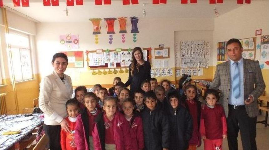 İlkokul &Ouml;ğrencilerine Hayırseverlerden Ayakkabı Ve Mont Yardımı