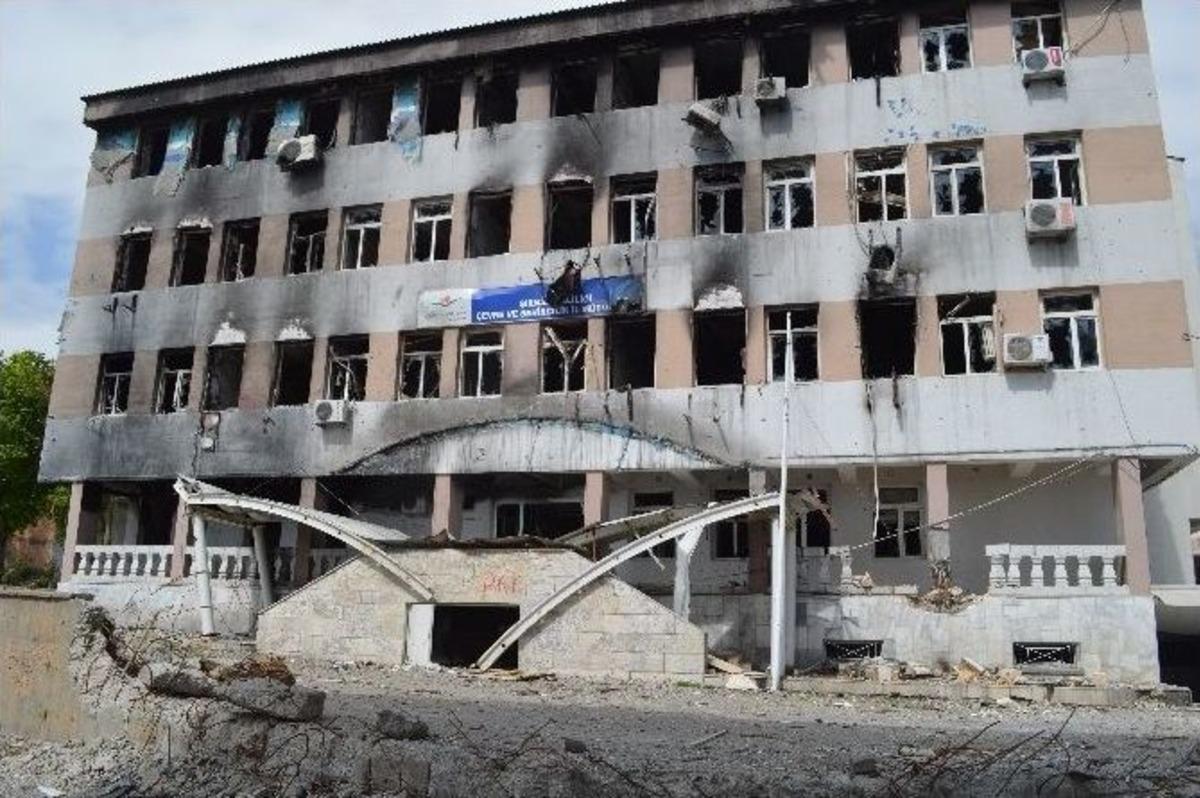 Ter&ouml;ristler Şırnak&rsquo;ta Kurum Binalarını Yerle Bir Etti