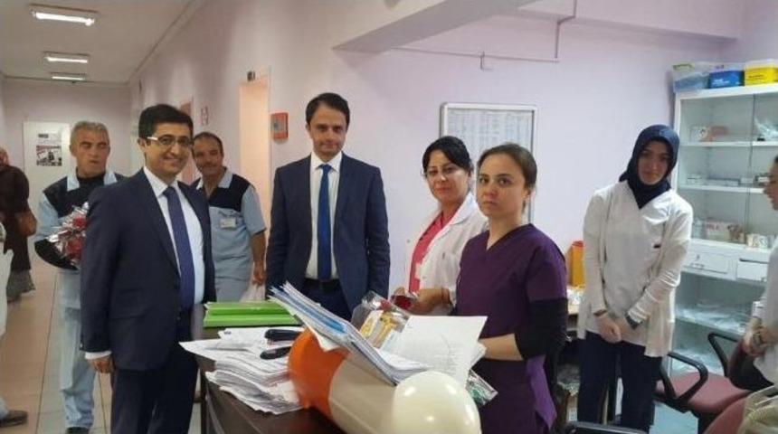 Yerk&ouml;y Devlet Hastanesinde Hemşirelere G&uuml;l Dağıtıldı