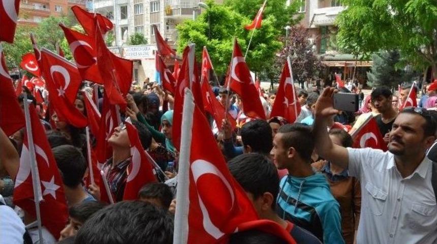 Gen&ccedil;ler T&uuml;rk Bayraklarıyla Sokağa D&ouml;k&uuml;ld&uuml;