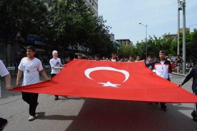 Gençler Türk Bayraklarıyla Sokağa Döküldü