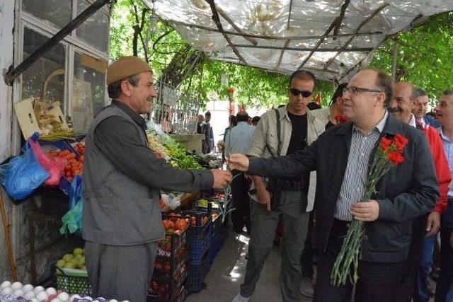 Gençler Türk Bayraklarıyla Sokağa Döküldü