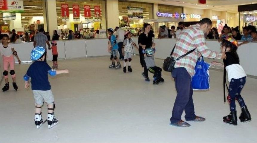 Alışveriş Yapana Buz Pisti Keyfi