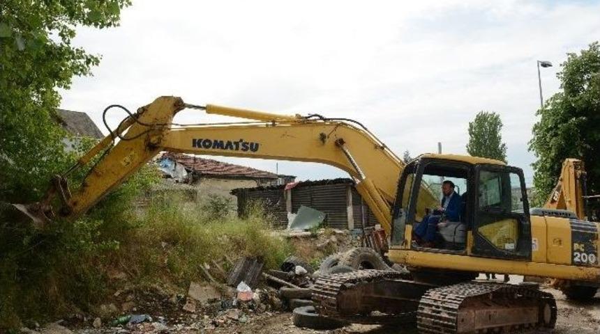 Yenimahalle’deki Yol Açma Çalışmasında İlk Kazmayı Başkan Doğan Vurdu