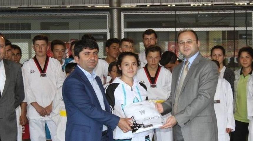 Tufanbeyli Kaymakamlığı’ndan Malzeme Yardımı