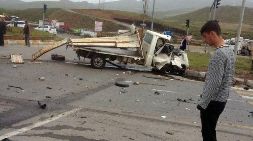 Tatvan’da Trafik Kazası: Üç Yaralı