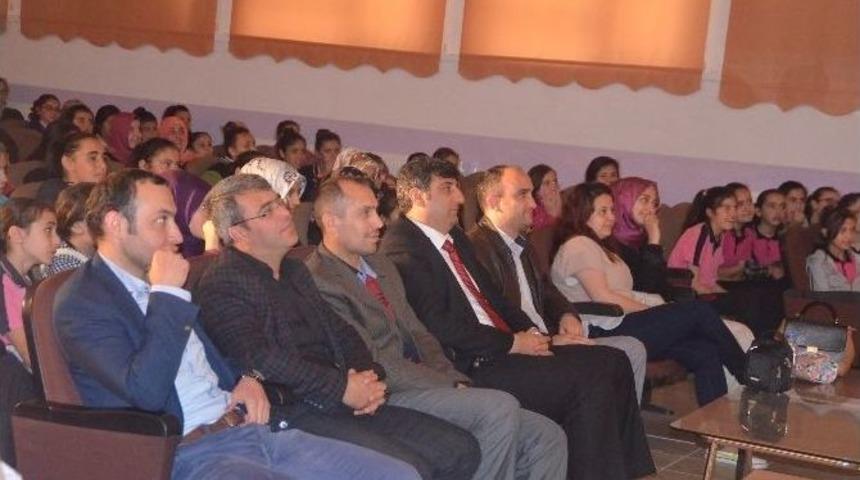 Kızlar İ&ccedil;in El Ele Kampanyası İ&ccedil;in Tosya&rsquo;da Tiyatro Etkinliği D&uuml;zenlendi