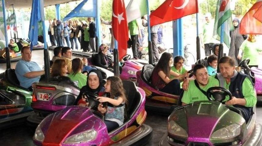 Engelli Vatandaşlar Lunaparkta G&ouml;n&uuml;llerince Eğlendi