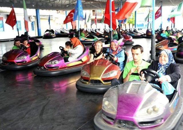 Engelli Vatandaşlar Lunaparkta Gönüllerince Eğlendi