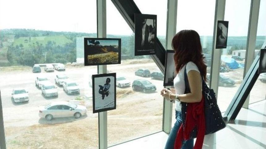 Uşak&rsquo;ta Gazetecilik &Ouml;ğrencileri Fotoğraflarını T&uuml;p Ge&ccedil;itte Sergiledi