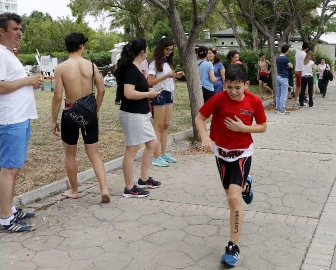 Miniklerin Aquatlonu&rsquo;nda Anne Ve Babaların Kıyasıya M&uuml;cadelesi