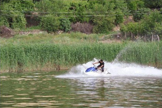 Dicle Nehrin’de Jet Ski Keyfi