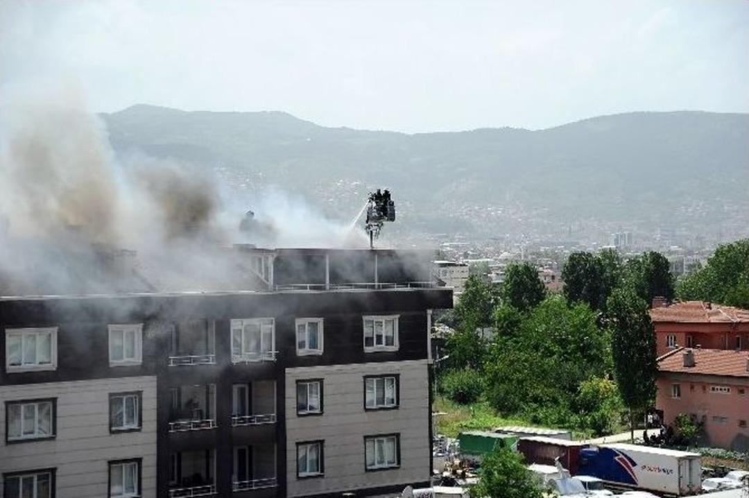 4 Katlı İkametin &Ccedil;atısı Ve 3 Dubleks Ev Alev Alev Yandı