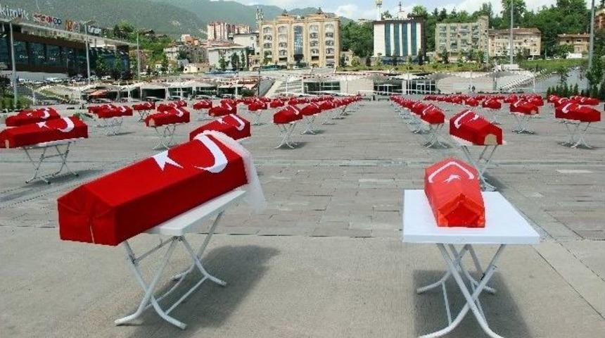 Şehit Aileleri İ&ccedil;in 150 Tabutla Kısa Film &Ccedil;ektiler