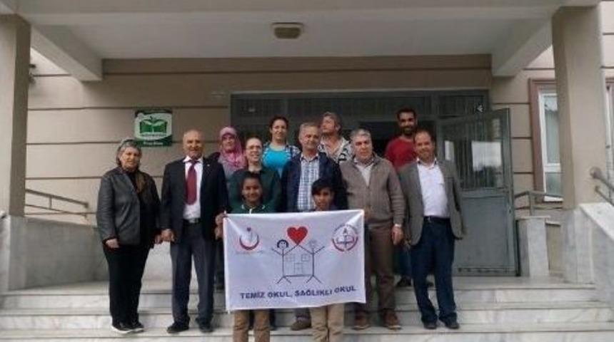 H&uuml;rriyet Ortaokulu&rsquo;nda Beyaz Bayrak Sevinci