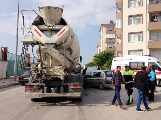 Beton Mikseri İle Otomobil &Ccedil;arpıştı: 1 Yaralı 2