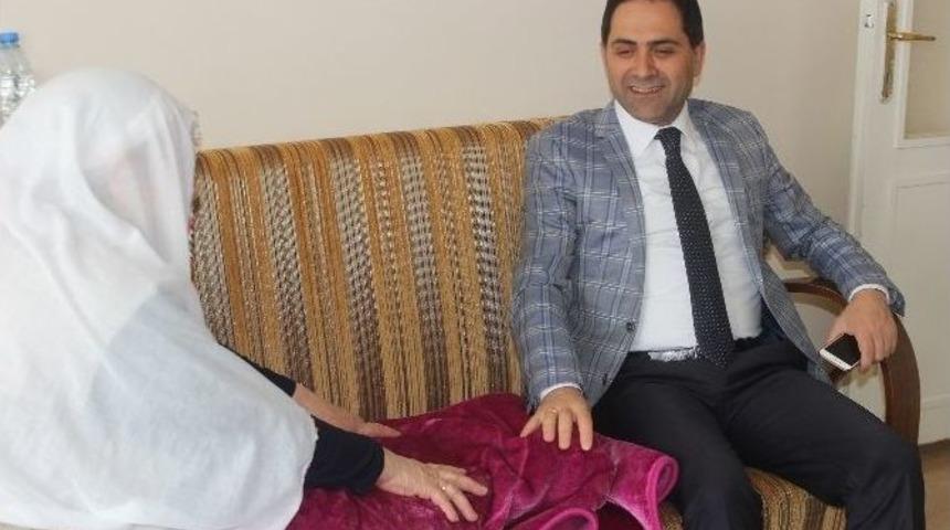 Erzurum Halk Sağlığı M&uuml;d&uuml;rl&uuml;ğ&uuml; Hastaları Evlerinde Ziyaret Etmeye Devam Ediyor