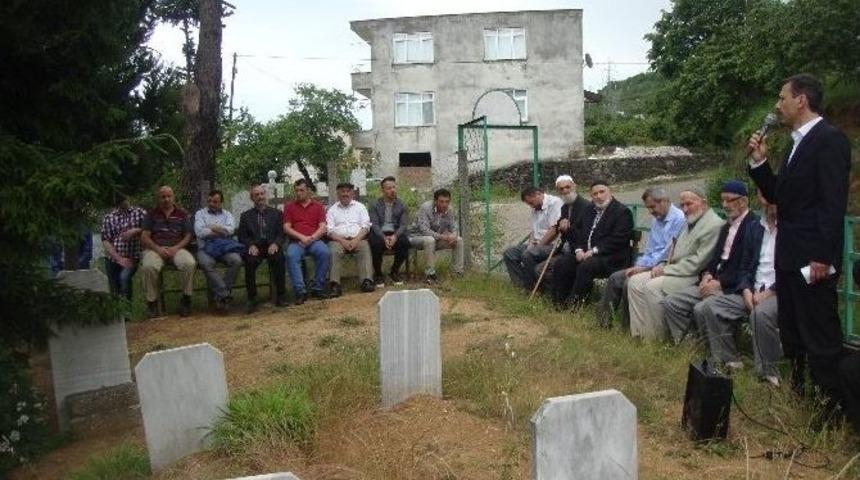 Milli Gen&ccedil;lik Vakfı Genel Başkanı Demirt&uuml;rk, Mezarı Başında Anıldı