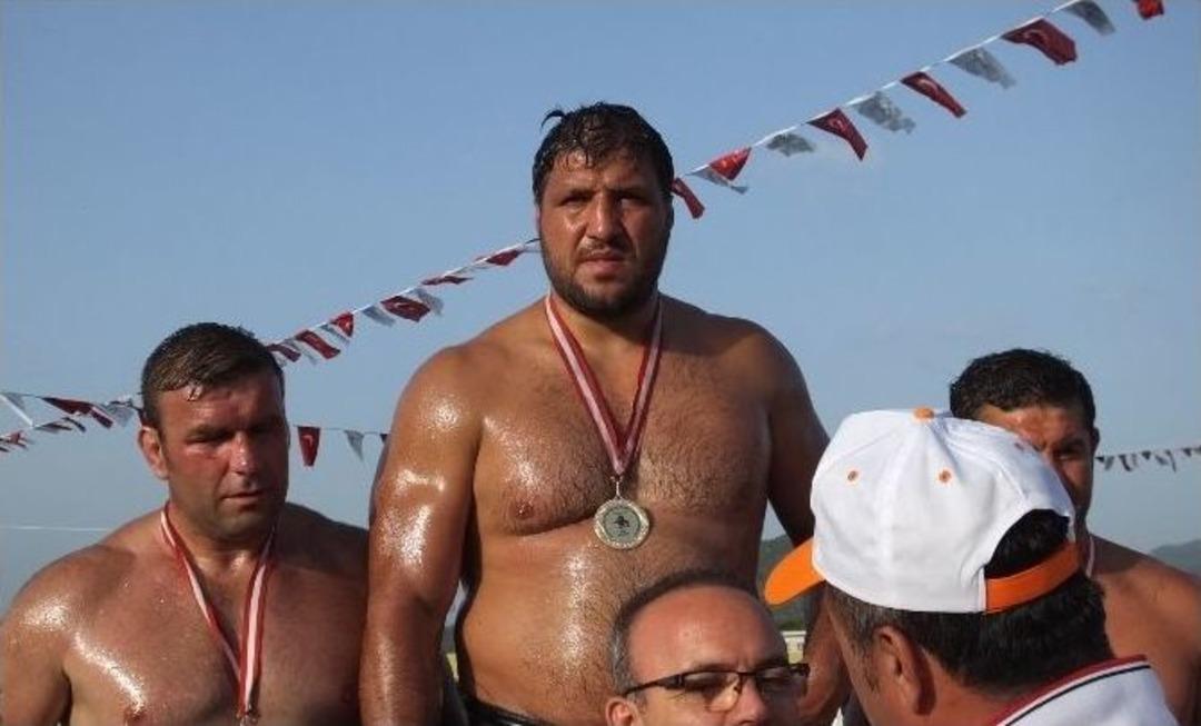 Burhaniye G&uuml;reşlerinde Recep Kara Başpehlivan Oldu