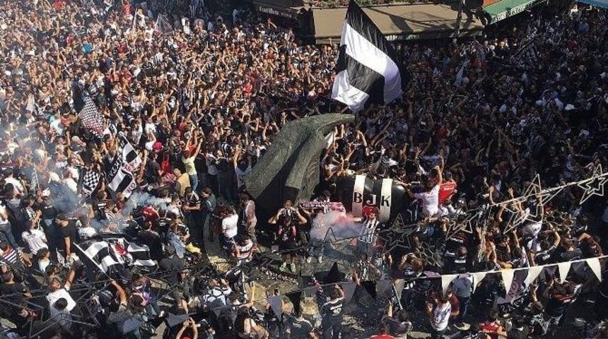 Taraftarlar, Beşiktaş &Ccedil;arşı&rsquo;ya Akın Etti