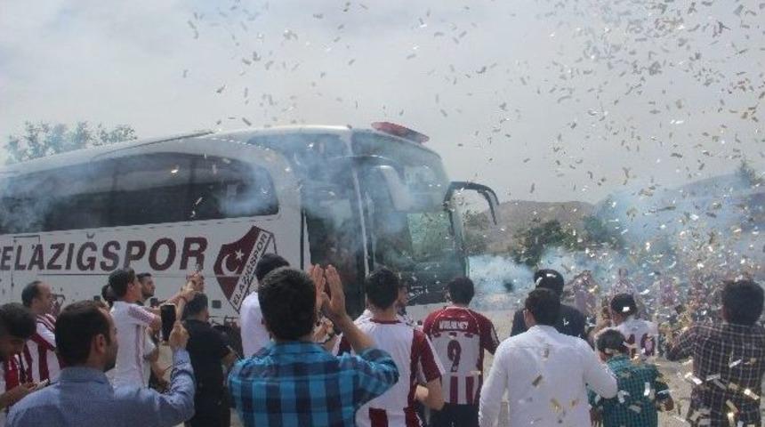 Taraftarlardan Elazığspor&rsquo;a Karşılama