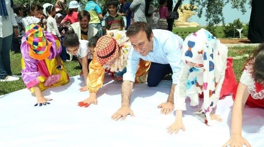 Belediye Başkanı Gen&ccedil;&rsquo;ten Misafir Yetim &Ccedil;ocuklara Kardeş Eli