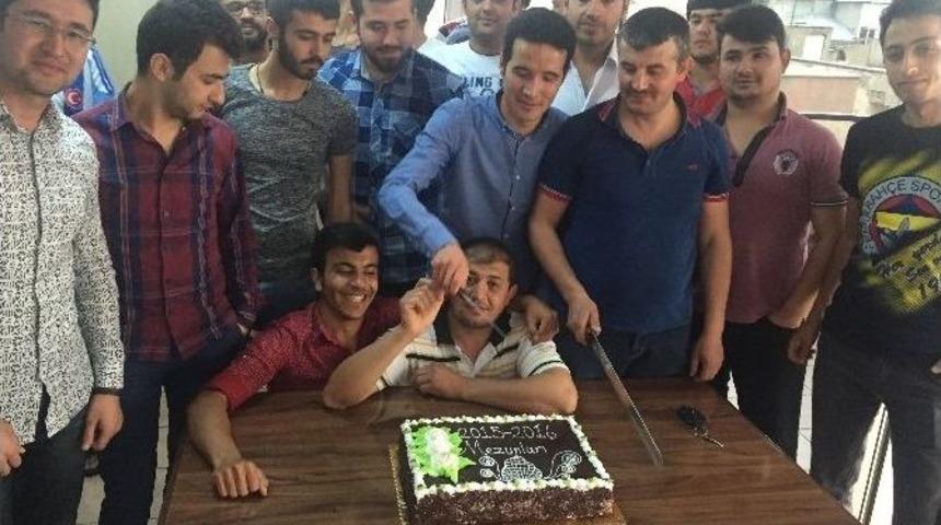 Kahramanmaraş İhlas &Ouml;ğrenci Yurdu&rsquo;nda Mezuniyet Sevinci