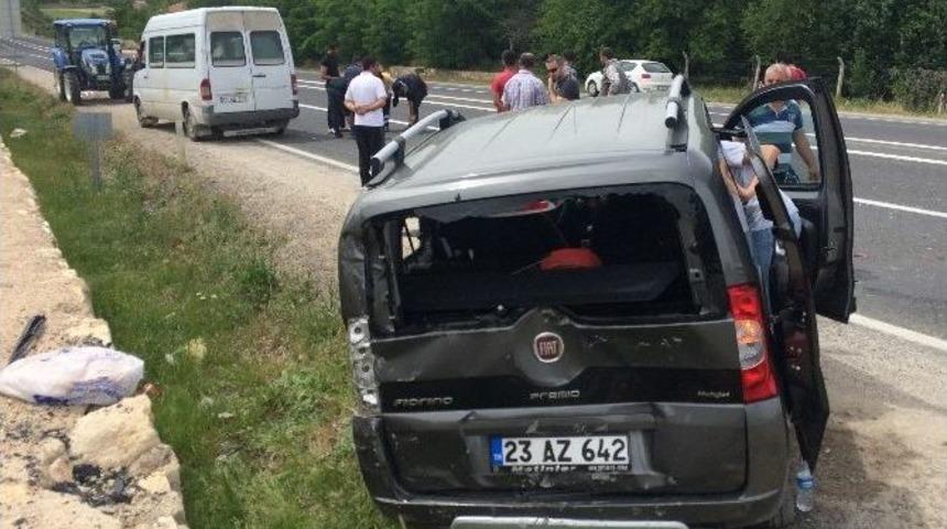 Minib&uuml;s İle Hafif Ticari Ara&ccedil; &Ccedil;arpıştı: 2 Yaralı