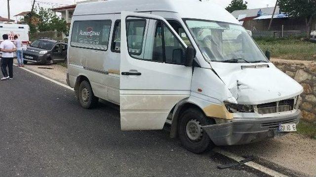 Minibüs İle Hafif Ticari Araç Çarpıştı: 2 Yaralı