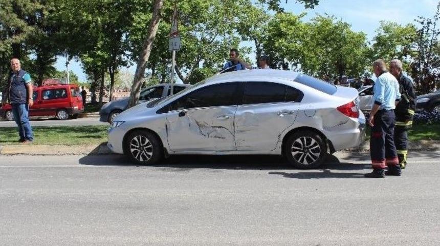 Tekirdağ&rsquo;da Otomobil Ve Belediye Aracı &Ccedil;arpıştı