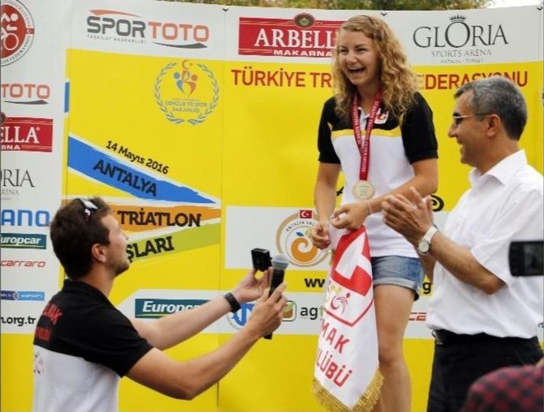 T&uuml;rkiye Ve Balkan Şampiyonu Triatlete S&uuml;rpriz Evlenme Teklifi