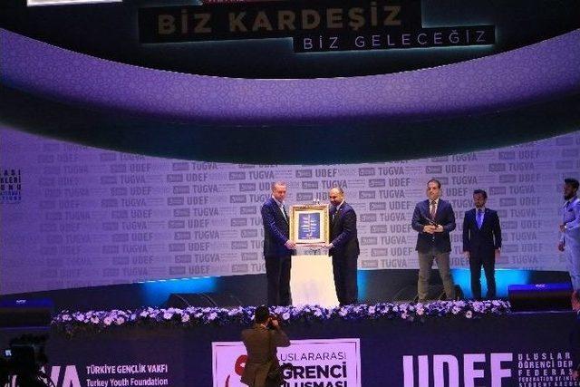 Dünya Gençlerinden Cumhurbaşkanı Erdoğan’a Anlamlı Hediye