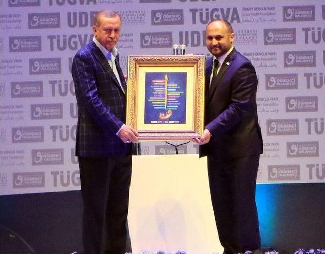 Dünya Gençlerinden Cumhurbaşkanı Erdoğan’a Anlamlı Hediye