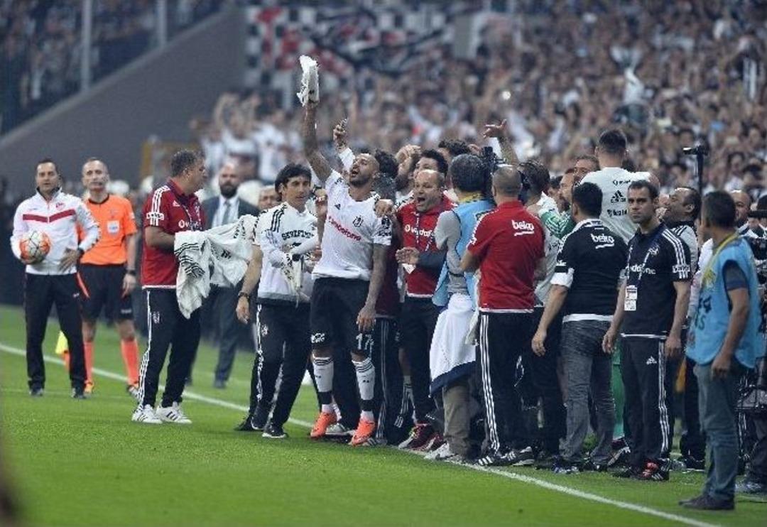 Şampiyon Beşiktaş, Kutlamalara Statta Başladı