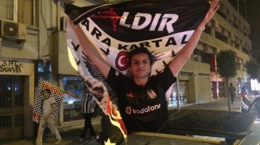 İzmir&rsquo;de Beşiktaşlı Taraftarların Şampiyonluk Coşkusu