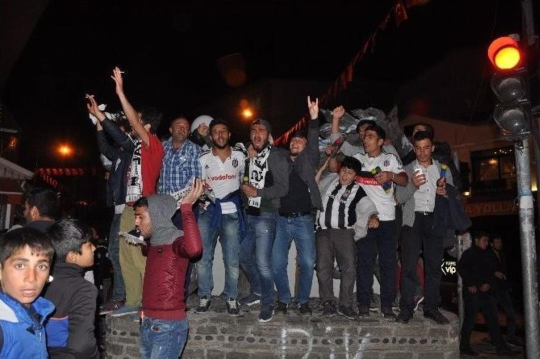 Kars&rsquo;ta Beşiktaşlılar Sokağa D&ouml;k&uuml;ld&uuml;