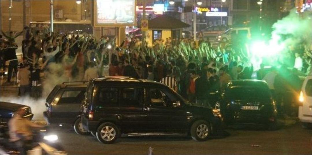 Rize&rsquo;de Beşiktaşlılar Sokağa D&ouml;k&uuml;ld&uuml;!