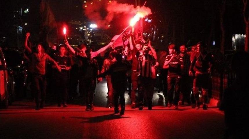 Karab&uuml;k&rsquo;te Beşiktaşlılar Sokağa D&ouml;k&uuml;ld&uuml;