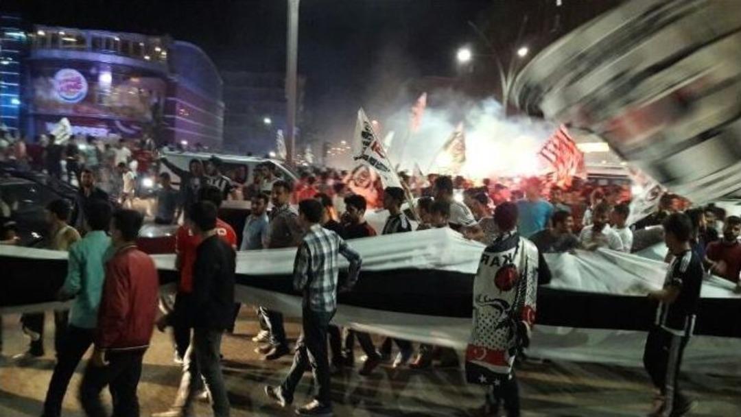 Batman&rsquo;da Beşiktaş Taraftarı Sokaklara D&ouml;k&uuml;ld&uuml;