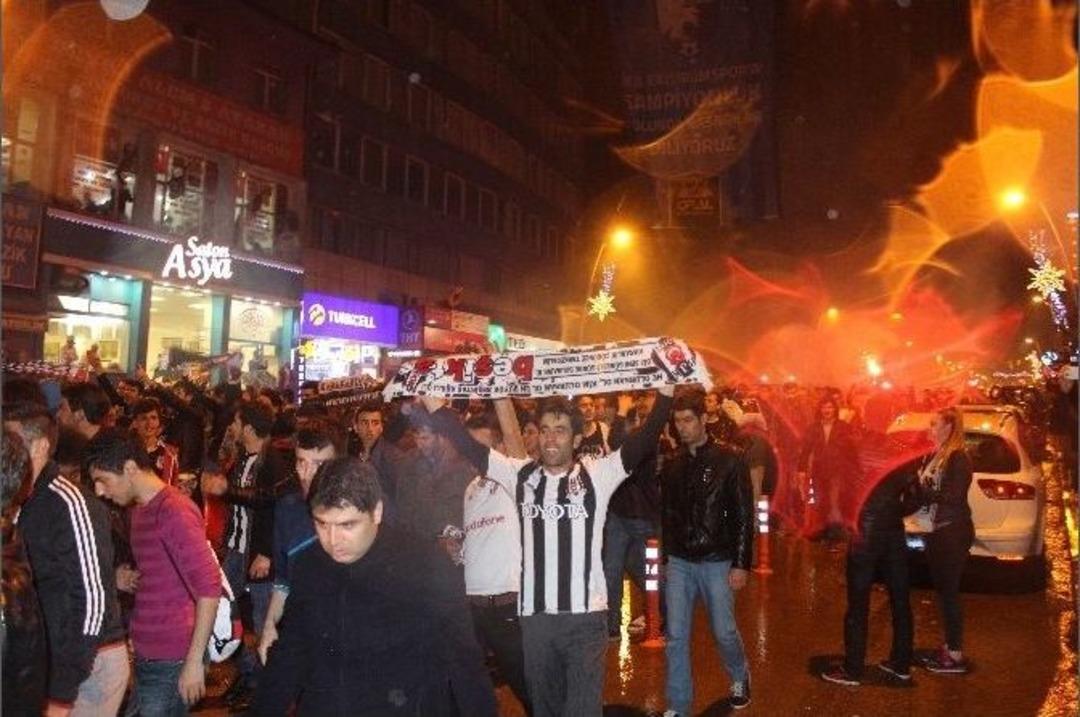 Beşiktaş Taraftarları Şampiyonluğu Havuza Atlayarak Kutladı