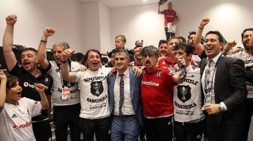 Beşiktaşlılar&rsquo;dan Şampiyonluk Pozu