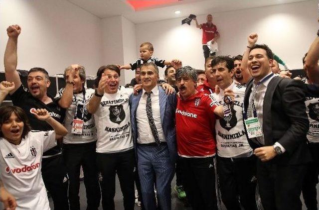 Beşiktaşlılar’dan Şampiyonluk Pozu