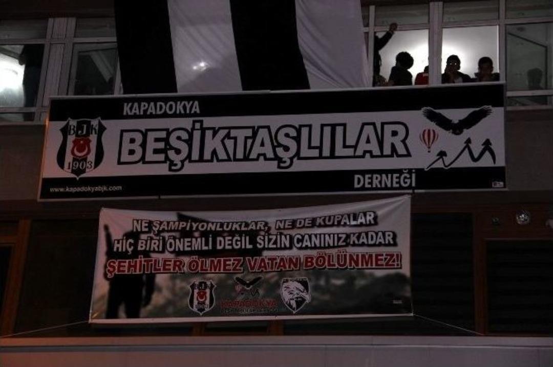 Beşiktaş Taraftarlarından Duygulandıran Pankart
