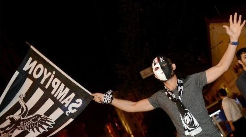 Beşiktaşlı Taraftarlar Şampiyonluğu Taksimde Kutladı