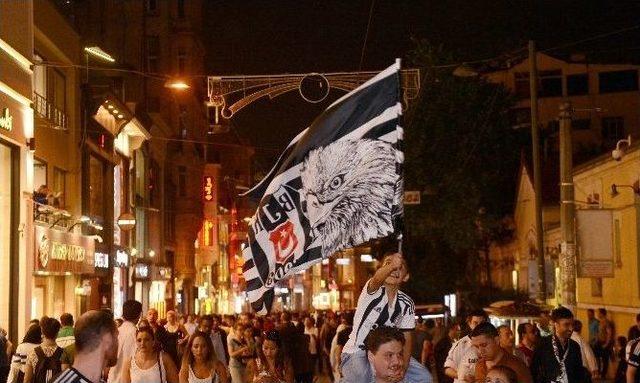 Beşiktaşlı Taraftarlar Şampiyonluğu Taksimde Kutladı