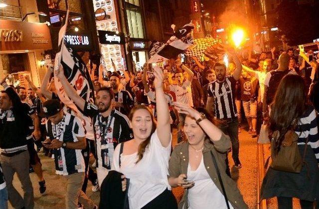 Beşiktaşlı Taraftarlar Şampiyonluğu Taksimde Kutladı