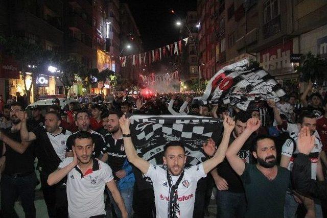 Beşiktaşlılar Galibiyeti Doyasıya Kutladı