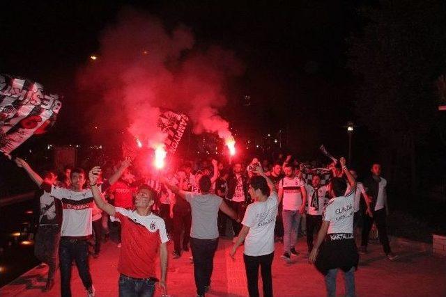 Beşiktaşlılar Galibiyeti Doyasıya Kutladı