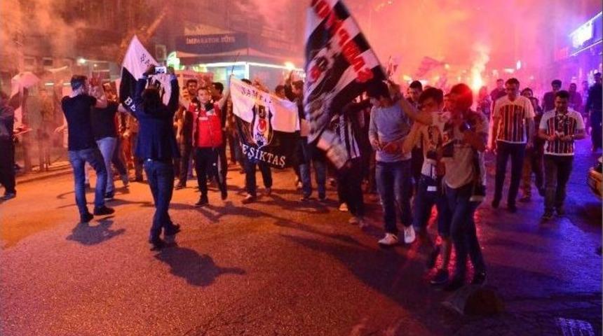 Beşiktaş&rsquo;ın Şampiyonluğunu Yağmur Altında Kutladılar