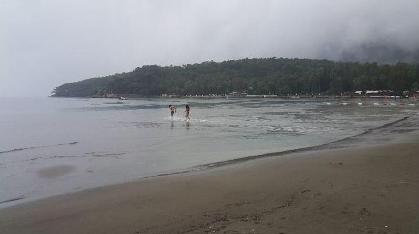 Yağmur Altında Denize Girdiler